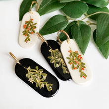Load image into Gallery viewer, Mistletoe in Oval Hoop
