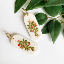 Load image into Gallery viewer, Mistletoe in Oval Hoop
